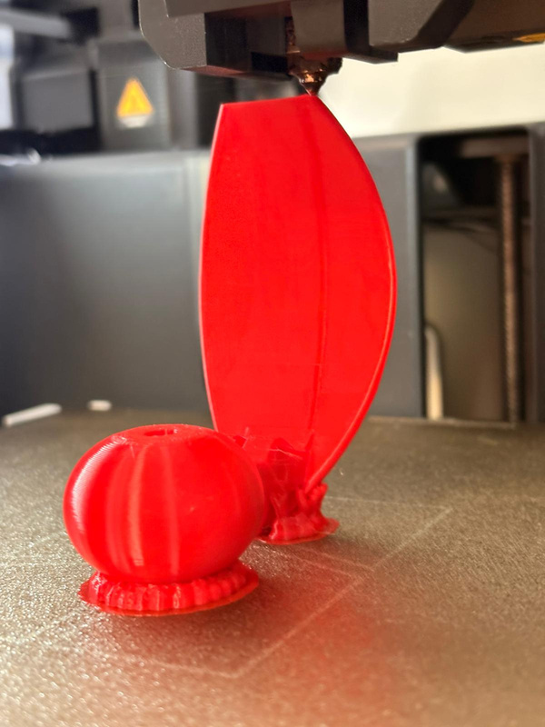 Impression 3D d&rsquo;un pétale en PLA rouge — Bambu Lab